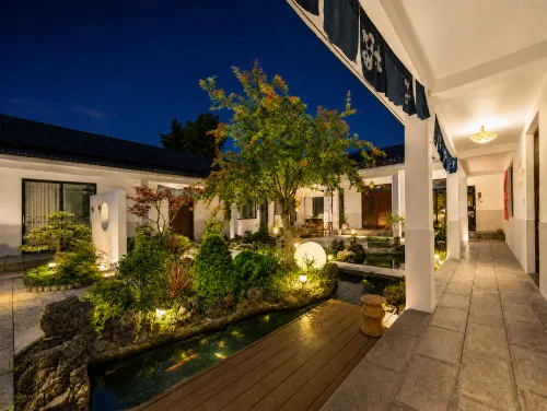 Yidu Pomegranate Courtyard Private Quad Courtyard Homestay - Bergblick