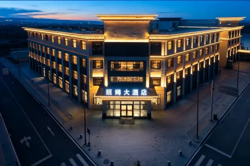 Banmu Grand Hotel (Qinghai Lake · Heimahe Branch) - parking