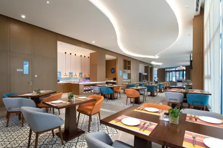 Holiday Inn Express Chengdu Longquanyi North Отели рядом с достопримечательностью «Bajin College of Chinese Language and Literature»