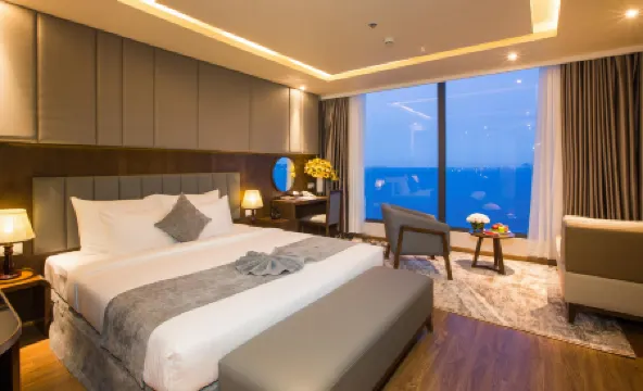DTX Hotel Nha Trang Отели рядом с достопримечательностью «Пляж Нха Транг»