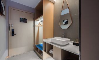 Changmao Light Luxury Hotel