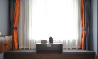 Jianghong Hotel (Korla Railway Station 218 National Road)