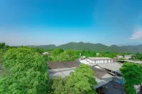 Dujiangyan Anyin Chuntang Hotel (High speed railway station in Qingcheng Mountain Scenic Area) - pemandangan pegunungan