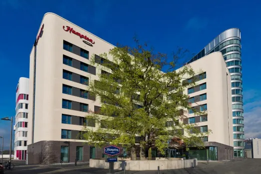 Hampton by Hilton Frankfurt Airport Hotels in der Nähe von Porsche Design