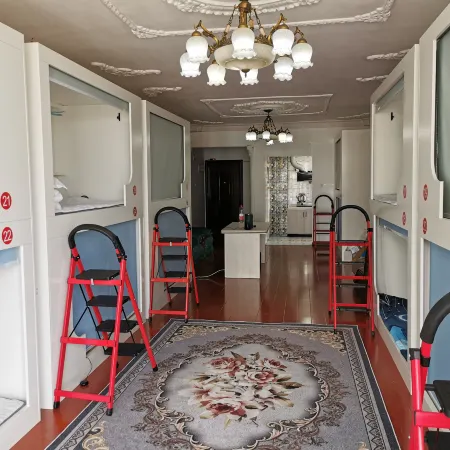 Yunlou Xin Nest Capsule Hotel Private Honey Cabin Hostel (Guilin North Station)