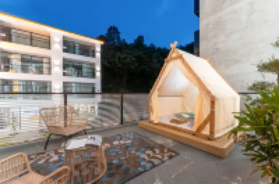 Floral Hotel·Luanchuan Guanshan Moon Homestay (Laojunshan Zhongling Cableway Store)