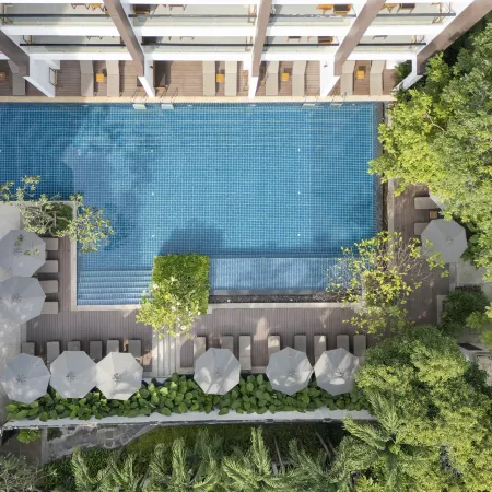 Woodlands Suites Serviced Residences Отели рядом с достопримечательностью «Пляж Наклуа»