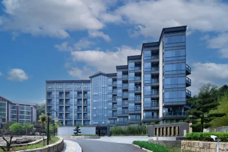 Hanshan se lake yunding resort (Fengshun Hotel, Meizhou) Отели рядом с достопримечательностью «Tonggufeng Scenic Area»