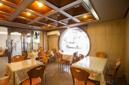 Phoenix Pavilion Hot Spring Hotel Отели рядом с достопримечательностью «Wai Shuang Xi Ding Mountain»