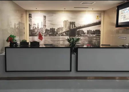 Holiday Hotel Отели рядом с достопримечательностью «Minzu Square»