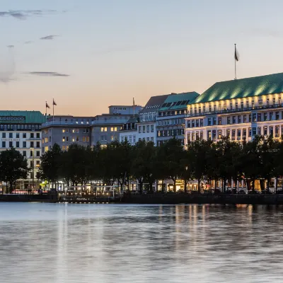 Fairmont Hotel Vier Jahreszeiten Отели рядом с достопримечательностью «Ратуша Гамбурга»
