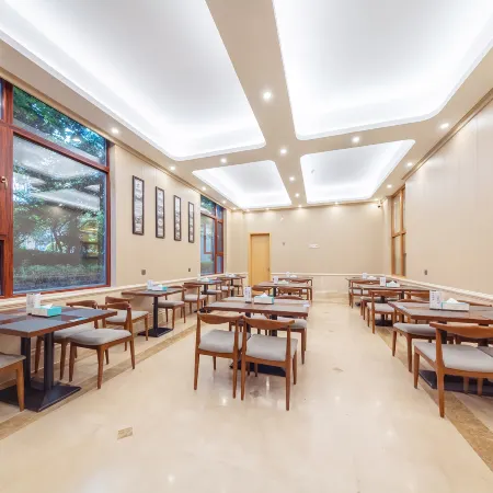 Geng Ma Jin Peacock Hotel