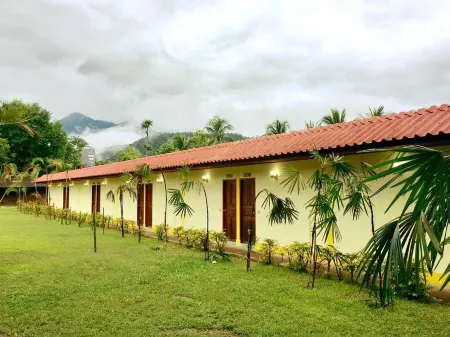 The Creek Garden Huainamrin Resort Отели рядом с достопримечательностью «Wat Phra That Doi Kong Mu»