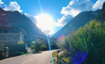 Lixian Bipeng Valley Yulan Huating Hotel