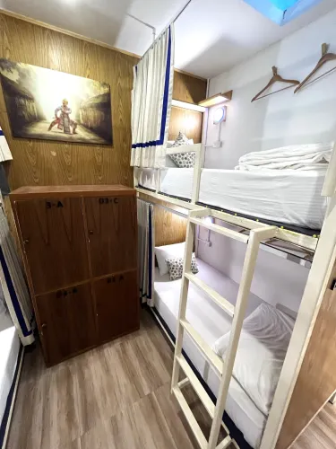 เตียงในห้องพักรวมหญิงแบบ 4 เตียง