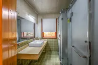 Shiquan Village Wooden House Hotel - balcony