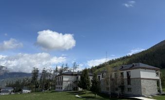 Hongfu Lake Kanas Resort