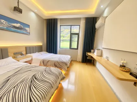 Deqin Shigu · Meilixiangju Homestay Отели рядом с достопримечательностью «Feilai Monastery»