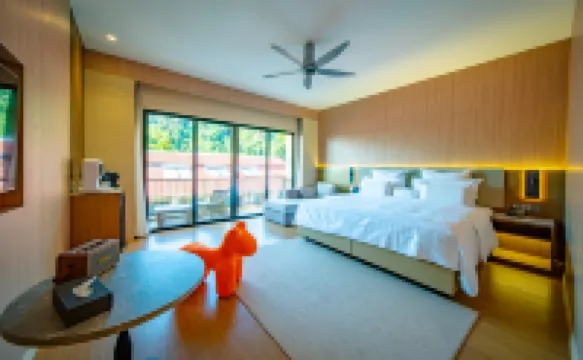 浪中島夏日海灣度假村