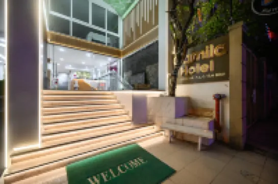 Camila Airport Hotel Các khách sạn gần Khu lưu niệm Phan Châu Trinh