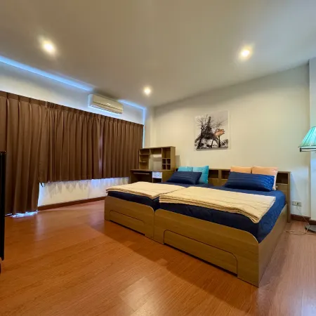 Ananas Phuket Central Hostel - Adults Only Отели рядом с достопримечательностью «Школа Darasamuth Phuket»