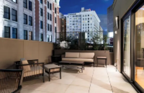 2BR Iconic Penthouse Living + Private Patio | The Mayfair 酒店