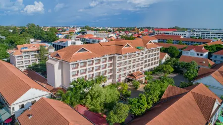 Hotel Somadevi Angkor Resort & Spa Отели рядом с достопримечательностью «Puthan Nokor Reach Thorm Meta Pagoda»