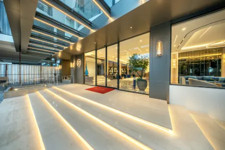 The Legacy Convention Hotel Отели рядом с достопримечательностью «The Trust Condo Ngamwongwan»