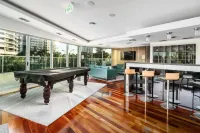 Reflection on the Sea Hotel di Coolangatta