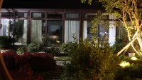 Xiaoman Courtyard-Style Hotel - balcony