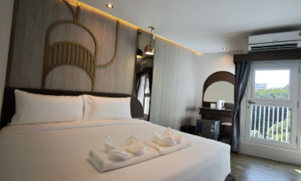 GLINT Siam Bangkok Hotel