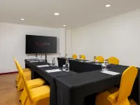 Favehotel Kelapa Gading Hotels near La Piazza