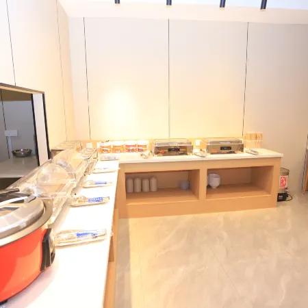 Home Inn Pebble Cloud Hotel (Songjianghe Town, West Changbai Mountain Station Branch)