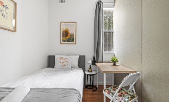 Cozy & Well-Located Room – Steps from Transit & University