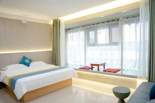 Cloud Plus Smart Cinema Boutique Inn (Yanji Yanbian University West Market Store)