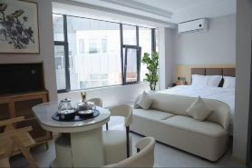 Famous Arrival Homestay (South Gate Square)