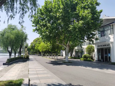 Holiday Inn Huanhu (Nanjing Railway Station Xuanwuhu Branch) Отели рядом с достопримечательностью «Xuanwu Lake Scenic Area»