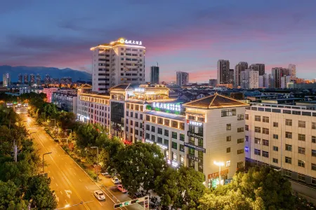 Hanzhong Longcheng Hotel (High-speed Railway Station Central Plaza) Отели рядом с достопримечательностью «Shaanxi University of Technology»