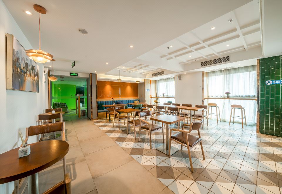 YOLO 스카이라인 리버뷰 디자이너 호텔의 감각적인 침실