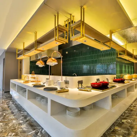 Romantic Season Yunfan Hotel (Tiexi Square 9th Road Furniture City)