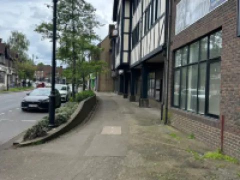 Hybrid Resi - Cheam, Sutton Near Wimbledon with Onsite Car Parking Hotels in Sutton