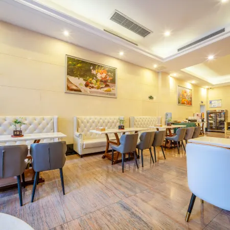 Vienna Hotel(Hezhou Lingfeng Plaza Diversified Global City Store)