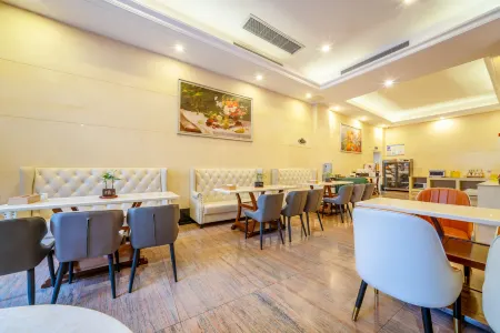 Vienna Hotel(Hezhou Lingfeng Plaza Diversified Global City Store) Отели рядом со станцией Hezhou Railway Station