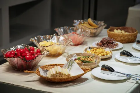 Biyang Jinfeng Hotel (Tongshanhu Avenue)