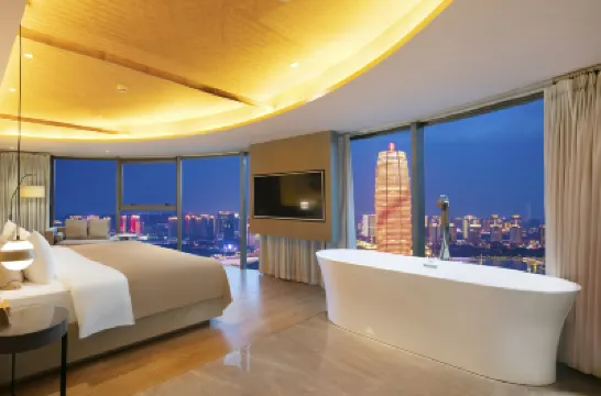 言竹易舍·過雲居（鄭州CBD會展中心店） CBD廣場附近的飯店