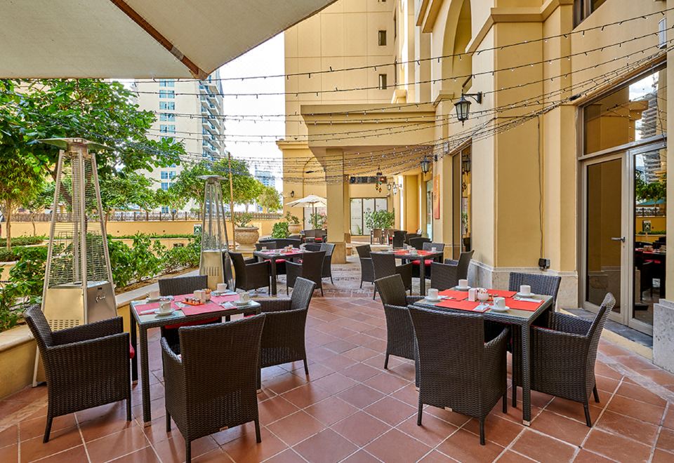 4. 라마다 호텔 앤..