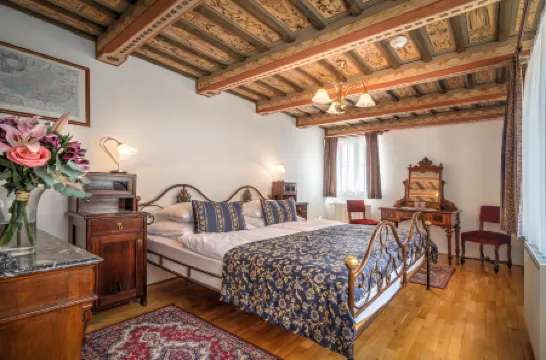 Red Lion Hotel Отели рядом с достопримечательностью «Пражский Град»