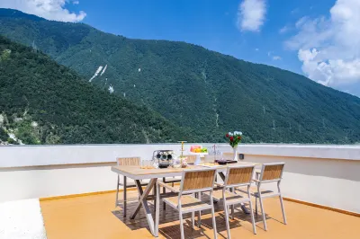 Wen Ruo Gongga No.1 Scenic Courtyard