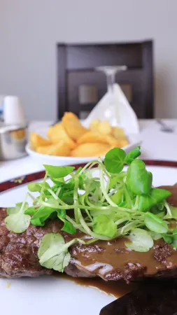 Centennial Hotel Отели рядом с достопримечательностью «Университет Кембридж Джадж Бизнес Скул»