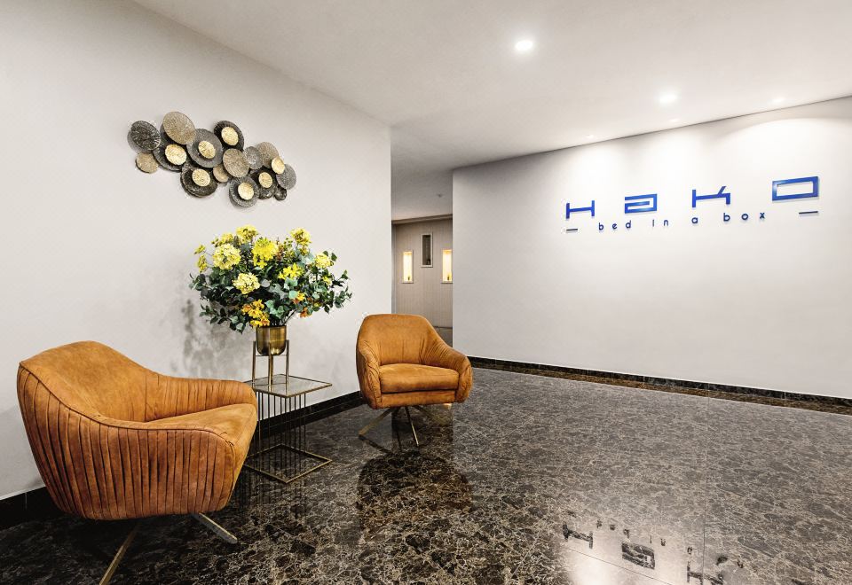 Hako Hotel Taman U의 간결하고 모던한 로비 공간